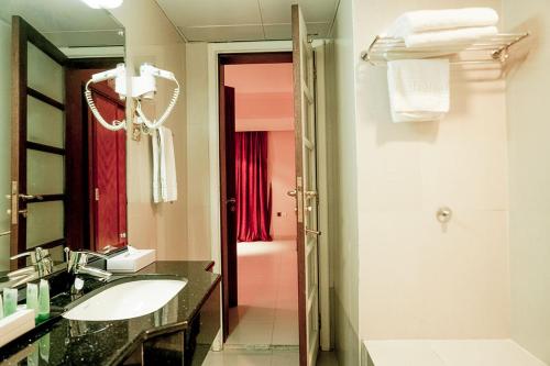 马斯喀特阿曼拉罗莎酒店的一间带水槽和镜子的浴室