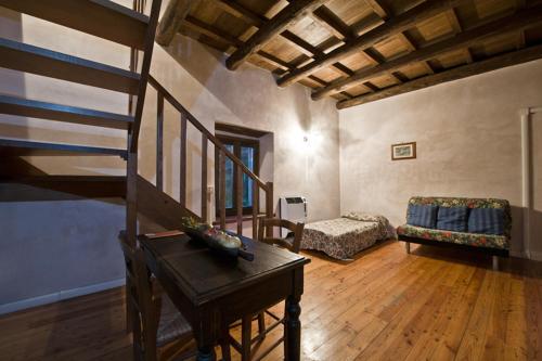 庞扎诺罗马诺伯爵农家乐的一间带楼梯和沙发的客厅