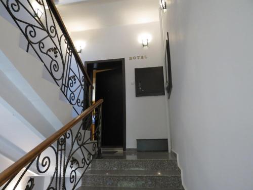 第比利斯Hostel Your Home的一条带黑色门和楼梯栏杆的楼梯