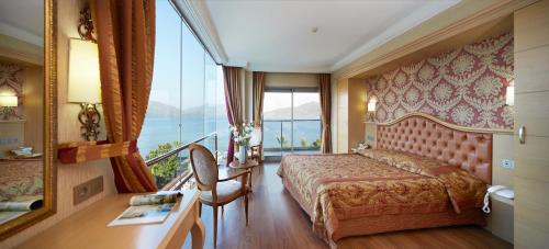 马尔马里斯Emre Beach & Emre Hotel的酒店客房设有一张床和一个阳台。
