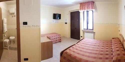圣乔瓦尼·罗通多Affittacamere La Madonnina的一间酒店客房 - 带一张床和一间浴室