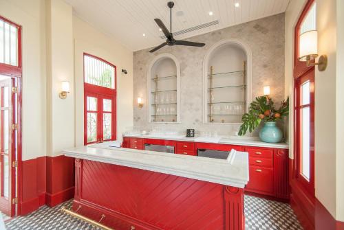 巴拿马城美洲贸易酒店的一个带红色橱柜和红色岛屿的大厨房