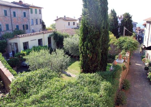 博尔格阿布贾诺antica casa "le rondini"的一座种有树木和灌木的花园以及一座建筑