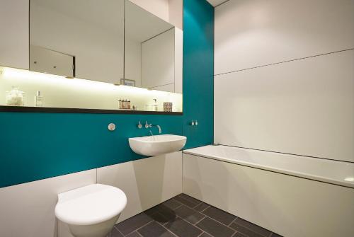 达特茅斯凯瓦纳大厅酒店的一间带卫生间、水槽和镜子的浴室