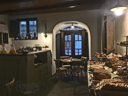 莫拉诺卡拉布罗Albergo Merùo的厨房以及带桌椅的用餐室。