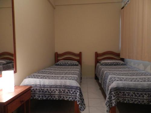 纳塔尔艾颇雷蒂亚公寓酒店的一间卧室配有两张床和梳妆台。
