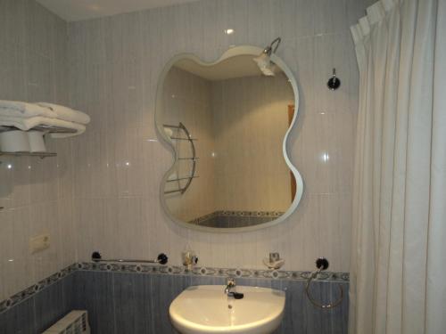 坎加斯德尔纳尔塞亚Apartamentos Casa Rosendo的浴室设有水槽和墙上的镜子