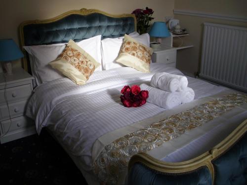 彭赞斯埃斯托利尔酒店的一间卧室配有带毛巾和鲜花的床
