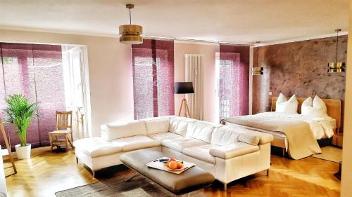 不莱梅Bremen Apartments Nath的客厅配有白色的沙发和床。