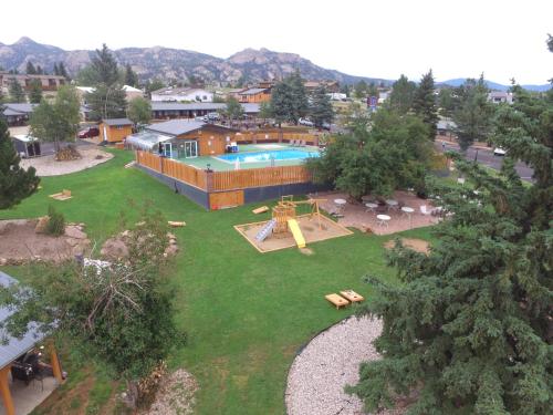 埃斯蒂斯帕克墨菲度假酒店的后院的空中景观,设有游泳池