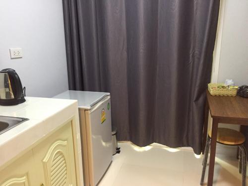 莱卡邦素万那普A普勒斯旅馆的厨房配有水槽和浴帘
