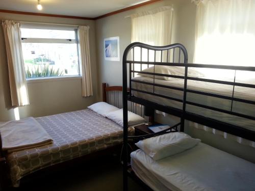 图朗伊Riverstone Lodge的一间卧室设有两张双层床和一扇窗户。