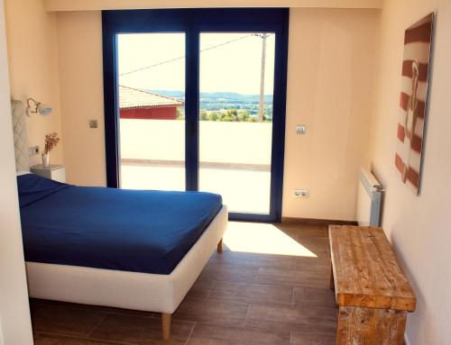 巴利-略夫雷加Manuki Mas的一间卧室设有一张床和一个大窗户