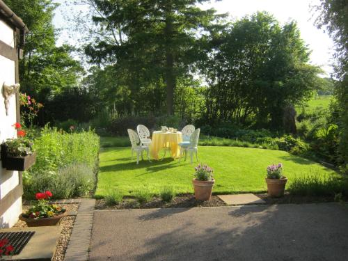 莱德伯里The Moats - Ledbury的花园里的黄色桌子和椅子