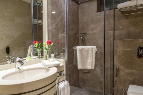 安曼Gerasa Hotel的一间带水槽和淋浴的浴室