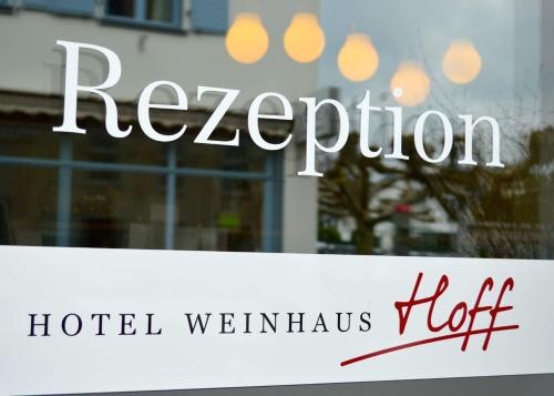 巴特洪内夫Hotel Weinhaus Hoff的窗口中的标志