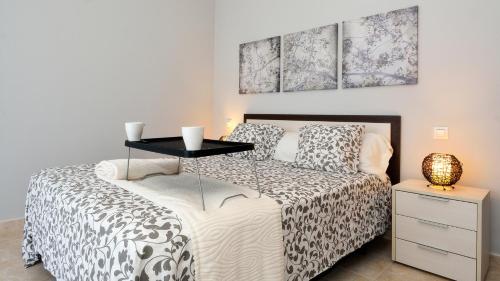 普拉亚布兰卡Villa Isla Feliz的一间卧室配有一张桌子和一张床铺