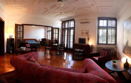 贝尔格莱德议会公园公寓的客厅配有沙发和桌子