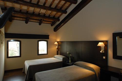 约尔巴莫里布兰科酒店的酒店客房带两张床和两个窗户