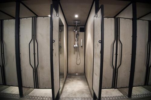 雪邦Capsule Transit KLIA 2 (Landside) - Gateway@KLIA2, Level 1的浴室里一排门,有淋浴