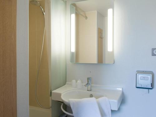 隆戈B&B HOTEL Amiens的白色的浴室设有水槽和镜子