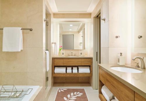 阿斯潘小内尔酒店的一间带水槽和镜子的浴室
