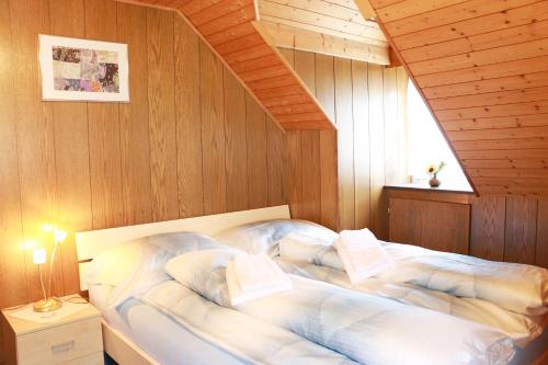 圣加仑布莱姆餐厅旅馆的木制客房内的一间卧室,配有一张床