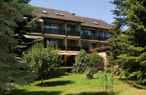 巴德贝芬森Hotel Sonnenhügel的享有树木建筑的外部景色
