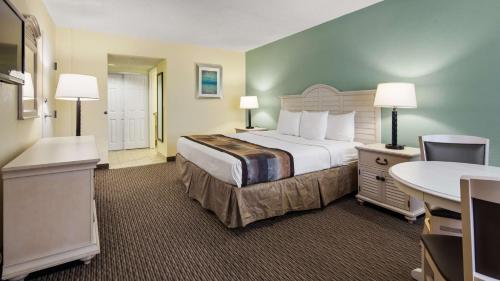 佛罗里达市Best Western Gateway To The Keys - Florida City, Homestead, Everglades的酒店客房设有一张大床和一间浴室。