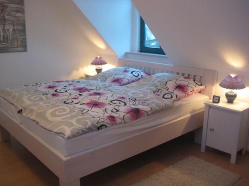 比苏姆Ferienhaus Wattenhus的卧室配有带鲜花的白色床