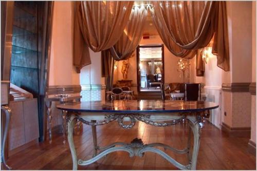 罗马圣安塞尔莫酒店的一间大房间,房间中间设有一张桌子