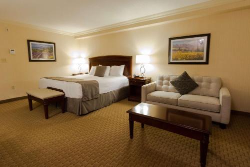 斯特拉福德雅顿帕克贝斯特韦斯特酒店的酒店客房,配有床和沙发
