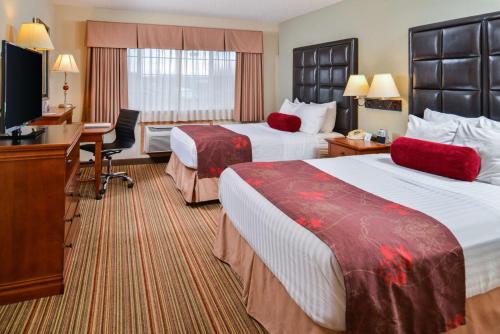 雷德蒙德拉玛贝斯特韦斯特PLUS酒店的酒店客房配有两张床和一张书桌