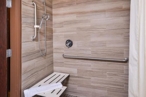 雷德蒙德拉玛贝斯特韦斯特PLUS酒店的浴室内带长凳的淋浴间