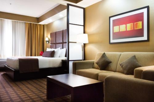 蒙特雷蒙特雷空港贝斯特韦斯特酒店的酒店客房,配有床和沙发