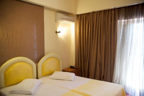 美西尼德鲁西亚酒店的酒店客房设有床和窗户。