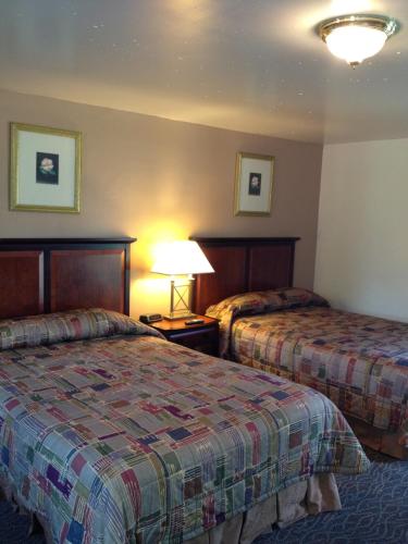 布赖森城岭顶汽车旅馆 - 布赖森城的酒店客房,设有两张床和一盏灯