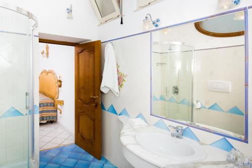 波西塔诺洛萨德温提酒店的一间带水槽和镜子的浴室