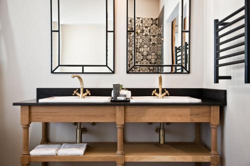 帕尔d'Olyfboom Guest House B & B的浴室设有2个水槽和2面镜子
