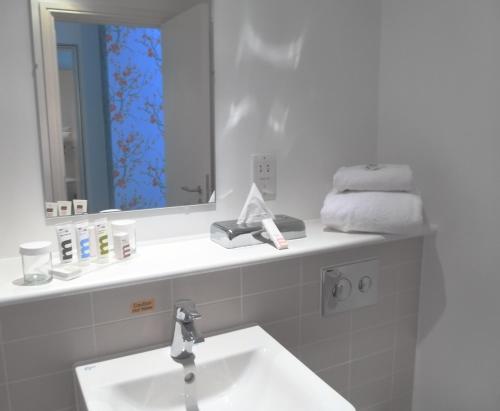 达灵顿达灵顿国王美居酒店的白色的浴室设有水槽和镜子