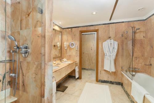 金塔湖湖滨庄园酒店的带浴缸、水槽和淋浴的浴室