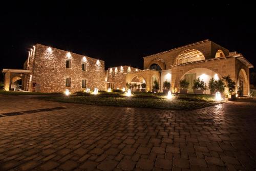 莱乌卡Montiro' Hotel的一座带灯光的大型石头建筑