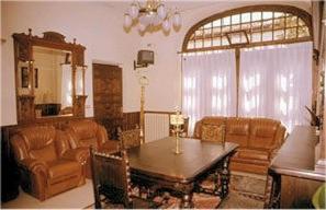 比利亚维西奥萨卡萨西班牙酒店的客厅配有桌子和沙发