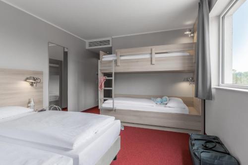 Rohrbrunn施佩萨特瑟维斯酒店的一间卧室设有两张双层床和一扇窗户。