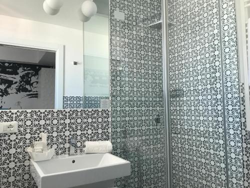 切萨雷奥港此处酒店的一间带水槽和淋浴的浴室