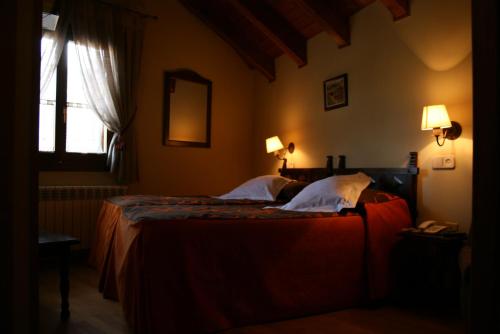 埃里斯特特莱斯皮克斯酒店的一间卧室设有两张床和窗户。