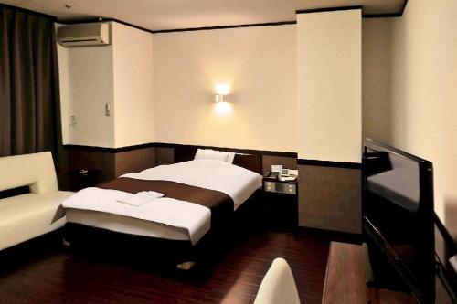 长崎长崎圣保罗酒店的酒店客房,配有两张床和椅子