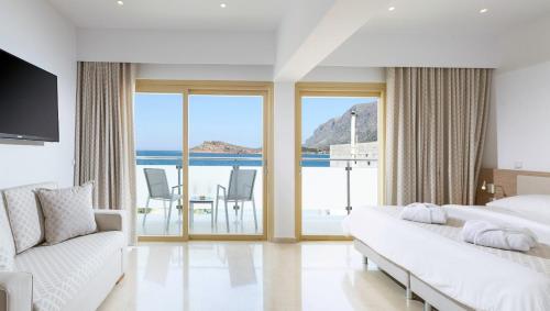米尔泰Zephyros Hotel的一间带两张床的卧室,享有海景