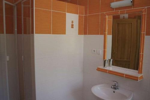 马科夫斯塔拉法拉酒店的一间带水槽和镜子的浴室