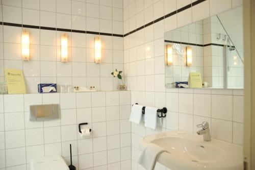 丁斯拉肯公园酒店的白色的浴室设有水槽和镜子